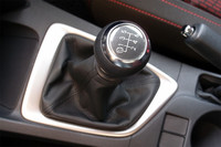 スポーティーグレード「RS」に限って、6段MT（写真）が与えられる。