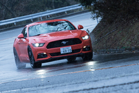 本文中の『ブリット』とは、1968年に公開されたアメリカの映画。刑事役のスティーブ・マックイーンが「フォード・マスタング」を駆り、サンフランシスコを舞台に映画史に残るカーチェイスを繰り広げた。
    