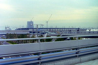 まだ開業3年目だった京葉線の海浜幕張駅をのぞむ。走っているのは、他線からのお下がりである103系電車と思われる。