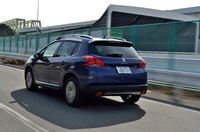 1.2トンを切る車重やアイドリングストップ機構の採用などもあり、燃費は18.5km/リッター（JC08モード）を実現している。
    