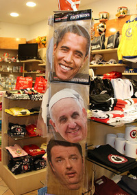 イタリアの土産物店で。フランシスコ教皇のお面がオバマ米大統領やレンツィ伊首相のものと共に販売されているのは、その人気ゆえであろう。