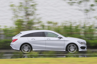 細く長いウィンドウグラフィックが特徴的な「CLAシューティングブレーク」のサイドビュー。