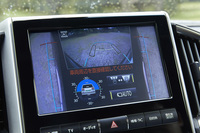 悪路走破に貢献する新機能の「アンダーフロアビュー」。車両周囲の情報をモニター表示する「マルチテレインモニター」に追加された機能の一つで、ボディーの下の路面状況と、タイヤの位置を表示することができる。実際にはボディーの下にカメラを備えているのではなく、フロントのカメラで事前に撮影しておいた路面の映像を映し出す仕組みとなっている。