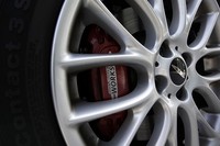 タイヤサイズは205/45Rの17インチで試乗車が履いていた銘柄はコンチネンタルのコンチスポーツコンタクト3だった。フロントのキャリパーはブレンボ製。
