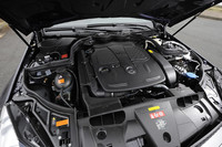 第3世代直噴システムが与えられた、新型の3.5リッターV6エンジン。306psと37.7kgmのスペックは、従来型を34ps、2.0kgm上回るもの。アイドリングストップ機構も標準装備。