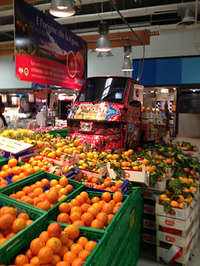 【写真5】フィレンツェ県のスーパーマーケットにて。果物売り場の真ん中に鎮座していたのは、もしや……。