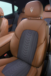 エルメネジルド・ゼニアのシルクがインサートされたレザーシートも選択可能。