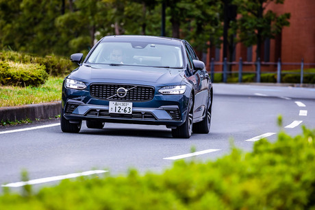 パワフルなプラグインハイブリッドシステムを搭載した「ボルボS90」が上陸。電動化を推進したパワートレイ...