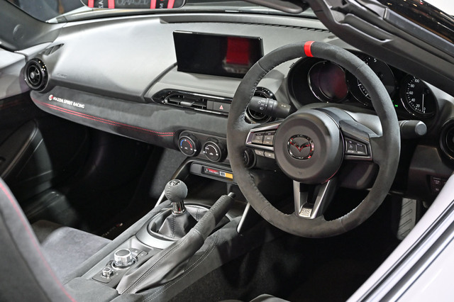 MAZDA SPIRIT RACING ロードスター ステアリング 東京オートサロン2024（マツダ） 内装・外装など20枚 【画像・写真
