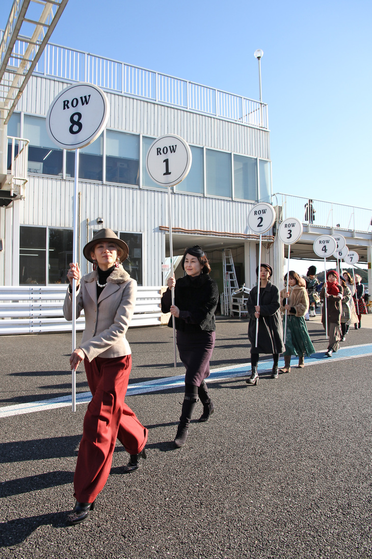 ツーリングカーによる「ティントップ・カップ」決勝のスターティンググリッドに向かうグリッドガール。