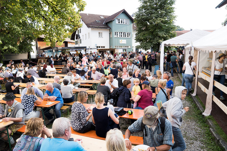 メイン会場でもある街の広場には、こんな風にテーブルとイスが置かれ、常に人であふれていた。