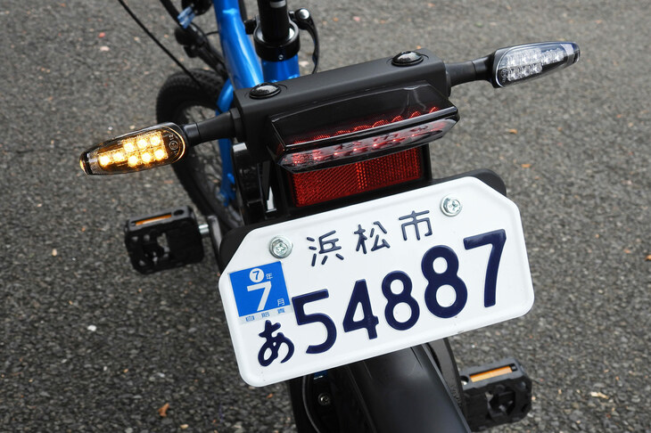 モペットのなかには、人力走行時にナンバーを隠し、電動パワートレインを起動できないようにして“自転車扱い”されるようにする「モビリティ・カテゴリー・チェンジャー」（モビチェン）を取り入れた車両もある。「e-PO」にはこうしたシステムは導入されていないが、森下氏によると、「モビチェンが本当に安全かどうかを検証しているところ。問題ないと判断すれば、導入する可能性もある」とのことだった。