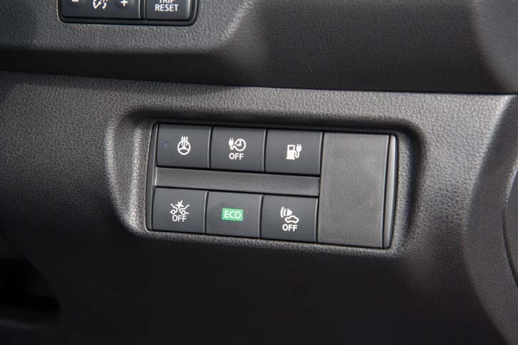ステアリングホイールの右下には、ステアリングヒーターのオン／オフスイッチや、充電ポートを開けるスイッチなどが並ぶ。