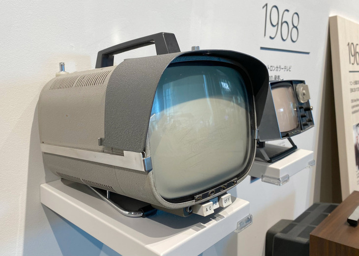 ソニーの8インチポータブルテレビ「TV8-301」（1960年）。SONYの文字は現在のものよりも字間が空いているのに注目。