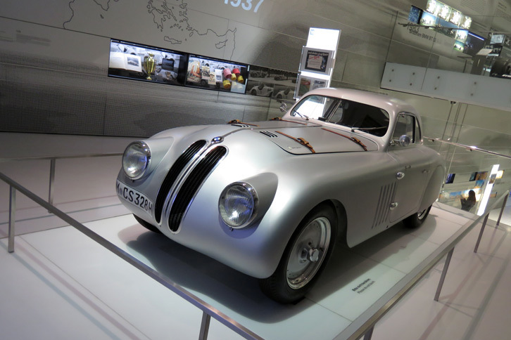 1940年のミッレミリアを制した「BMW 328ツーリングクーペ」。角のないスタイリングや丸目2灯のぼんやり顔など、今日の目で見るとカワイイ系のクルマだが、当時としては、最先端の空力ボディーをまとう高性能レーシングカーだった。