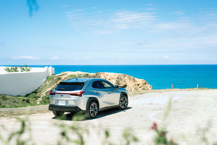 夏の青空の下で、楽しいドライブ。しかし、炎天下の駐車スペースに止め置いたクルマの車内は、もう戻りたくないほどのサウナ状態に……。こうした状況を少しでも快適に近づけたいというのは、誰もが願うことだろう。