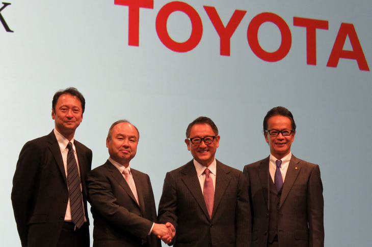 「MONET」の設立発表会に登壇した（右から）トヨタ自動車副社長の友山茂樹氏、トヨタ自動車取締役社長の豊田章男氏、ソフトバンク取締役会長の孫 正義氏、同社代表取締役社長兼CEOの宮川潤一氏。