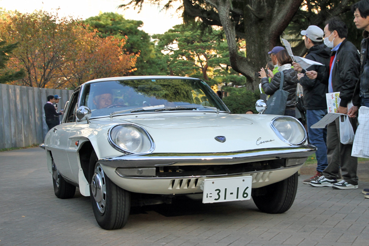 これも2017年に生誕50周年を迎えた「マツダ・コスモスポーツ」。ホイールキャップを備えた純正スチールホイールを履いた前期型である。