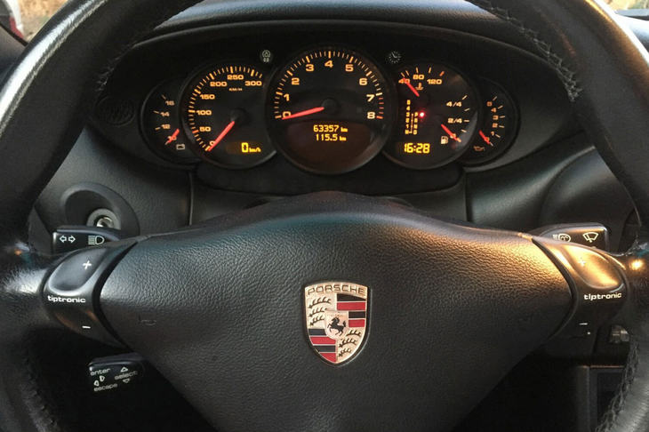 「911カレラ」（996型）はステアリング径がデカい！