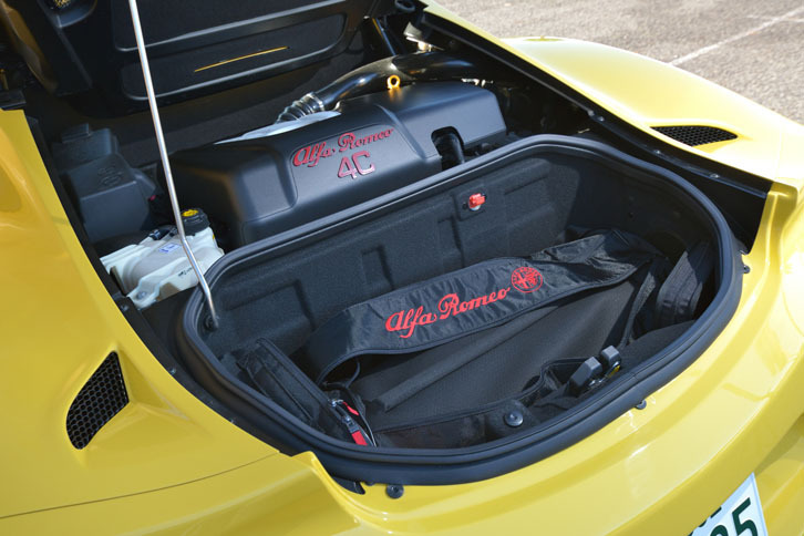 エンジンのさらに後方には、ラゲッジスペースが確保される。容量は、クローズドボディーの「4C」よりも5リッター少ない105リッター。写真は、取り外したソフトトップを専用のバッグに入れて収納したところ。