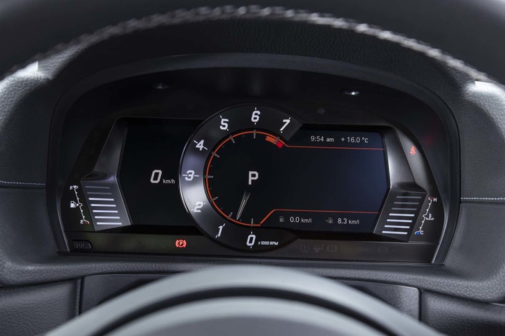 液晶式のメーターパネルはセンターに大型のタコメーターが固定表示される。エンジンのレッドゾーンは7000rpmから。