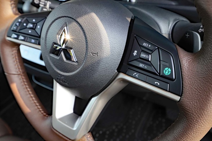 操作感のよさが欧州P車に迫るとされるシフトパドルは「T」のみに備わる。Pは「PDK」のPだろうか。