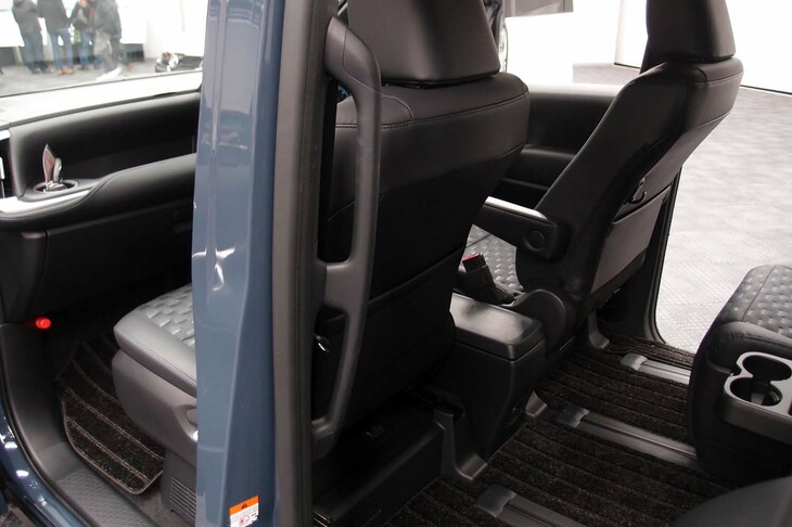 トヨタ・ヴォクシーS-Z＜7人乗り／ハイブリッド車＞（スライドドア開口部のロングアシストグリップ）