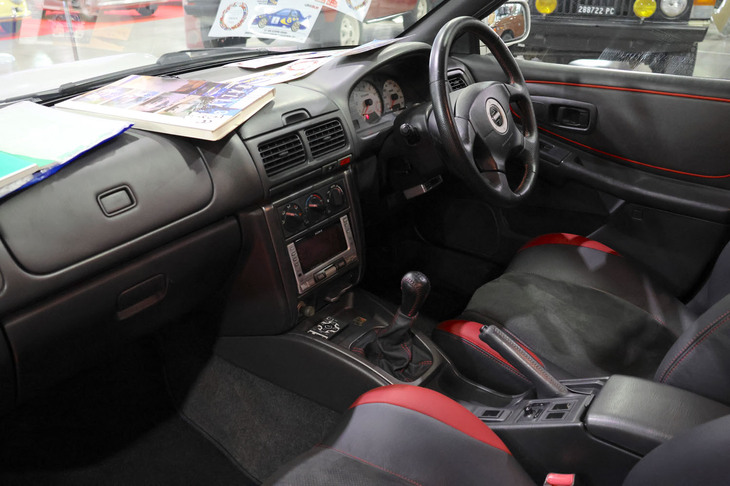 インテリア。欧州大陸における右ハンドル車の車検通過作業は灯火類が中心で、それほど困難ではないとジュゼッペさんは話す。