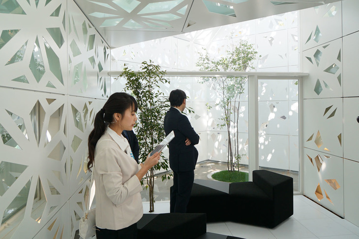 こちらはリビングの様子。写真奥の中庭には水場が設けられている。