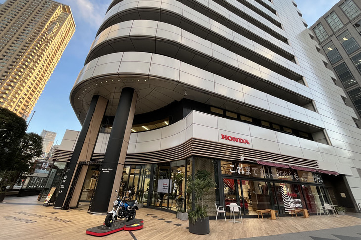 1985年8月の竣工（しゅんこう）以来39年にわたりホンダの本社として機能してきた「Honda青山ビル」。2030年度の完成を目指して新ビルへの建て替えが決定されている。