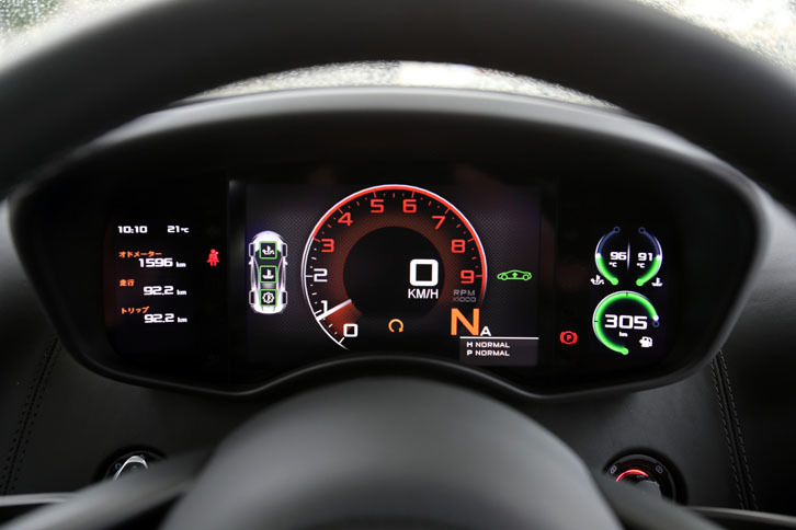 タコメーターを中央に配置。9000rpmまで刻まれている。
