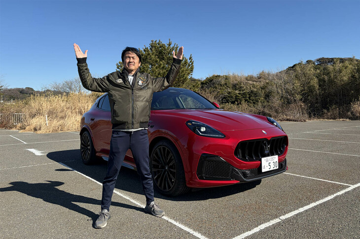 マセラティのブランド価値が復活すれば、私の「クアトロポルテ」も値上がりするかも……ということで、それを祈願してマセラティエンブレムのトライデント＝三叉槍（さんさそう）を表現するポーズをキメてみた。