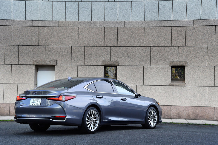 これまで北米をはじめ、中東やアジアなどで販売されてきた「レクサスES」。今回の試乗車は7代目にあたる新型で、日本では2018年10月24日に発売された。