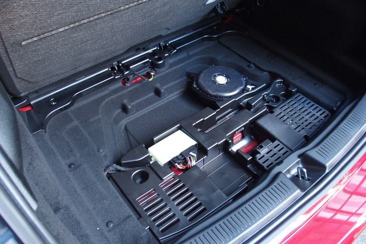メルセデス・ベンツB200d（荷室床下）