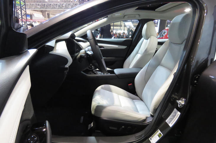 マツダ3セダン（フロントシート）