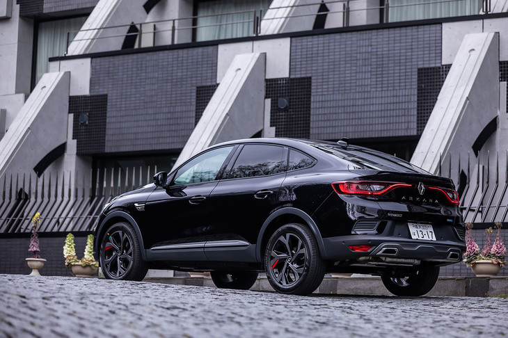 「アルカナR.S.ラインE-TECHハイブリッド」のボディーカラーは、写真の「ノワール メタルM」を含む全4色から選択できる。