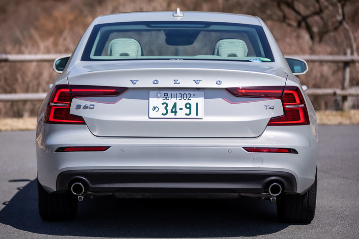 日本導入が中止されてしまったボルボのフラッグシップサルーン「S90」の流れをくむテールランプデザインを採用。左右に振り分けられた丸形のテールパイプフィニッシャーは「T4」の専用デザインとなる。