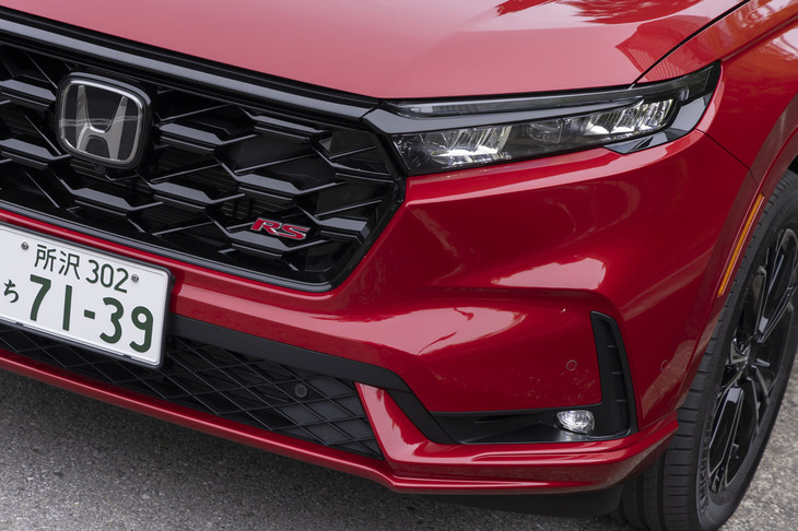 日本における新型「CR-V」のグレード展開は、スポーティーな装いの「e：HEV RS」と、その上級にあたる「e：HEV RSブラックエディション」の2種類。いずれも日本専用のラインナップで、前者にはFWD車と4WD車が、後者には4WD車のみが設定される。