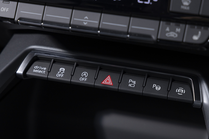 ドライブモードセレクターの「アウディドライブセレクト」は標準装備ではなくオプションの「Sラインプラスパッケージ」に含まれている。