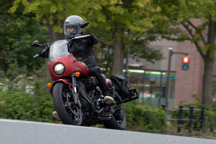 車重は燃料非搭載時でさえ302kgと、まさに重量級の「スポーツチーフ」だが、意外や操作性は良好。走り好きの向きには、リーンアングルが29.5°に増している点も朗報だろう。