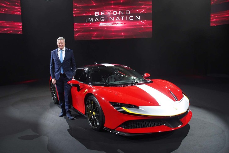 発表会ではフェラーリ極東・中東エリア統括CEOのディーター・クネヒネル氏が登壇。車両の説明を行った。