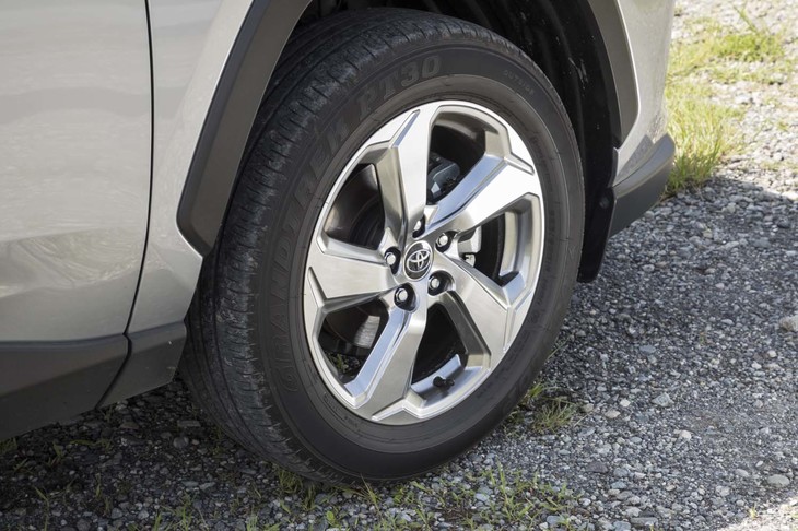 テスト車の「RAV4ハイブリッドG」にはダンロップのオンロードSUV向けタイヤ「グラントレックPT30」が装着されていた。