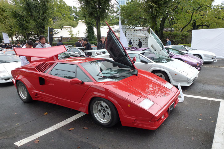 「カウンタック」の一群。