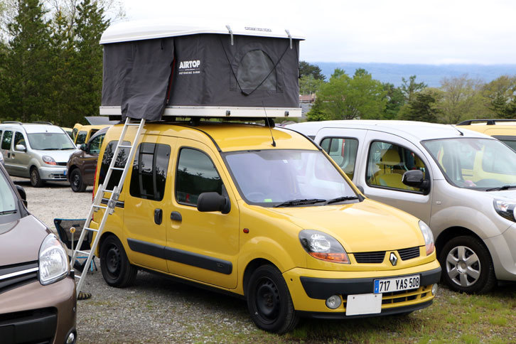アウトドアにもうってつけの「カングー」。簡単にキャンピングカーに変身させられるルーフテントを搭載したものも、数台見かけた。