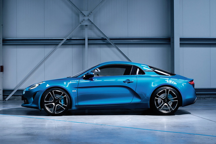 サイドビューでは、Bピラーの根本を頂点に、リアへ向かって緩やかに下降していく“尻下がり”のショルダーラインが特徴。