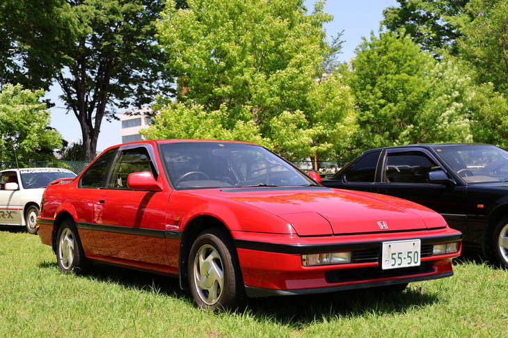 リアルタイムで知る人間にとってはBGMに『地下室のメロディー』が流れる、1987年のデビュー時のテレビCMの印象が強烈だった3代目「プレリュード」。先代をブラッシュアップし、いっそう低められたボンネットはミドシップの「フェラーリ328GTB」より低いといわれ、低速時には逆位相でステアリングが切れる4WS（4輪操舵）も話題を呼んだ。