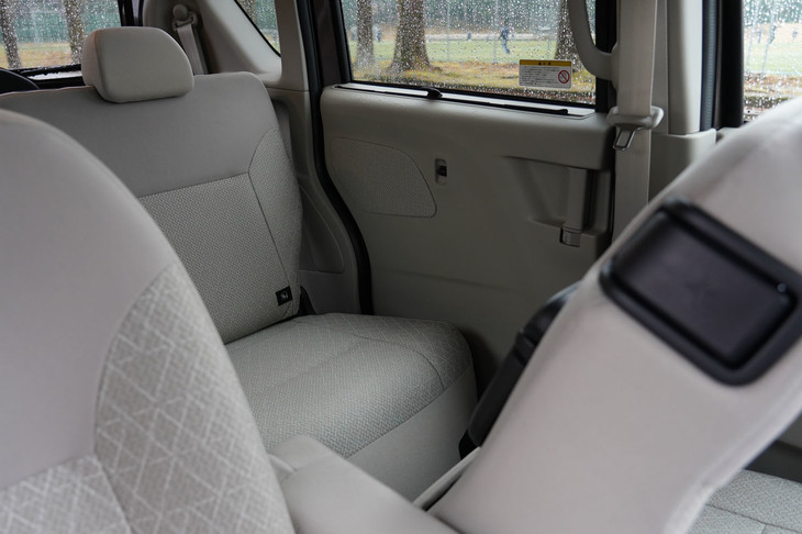 写真右の黒い部分が助手席のリクライニングレバー。運転席に座ったままでリアシートの子どもの世話ができるのだ。