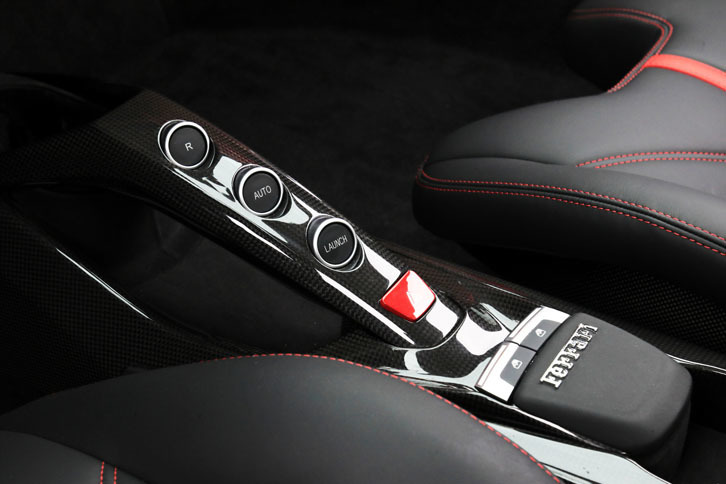 試乗車の室内にはオプションのカーボンパーツがふんだんに盛り込まれていた。センターコンソールの“センターブリッジ”もカーボンに。