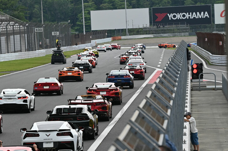 パレードランへ出発する参加車の車列。（写真：ゼネラルモーターズ・ジャパン）