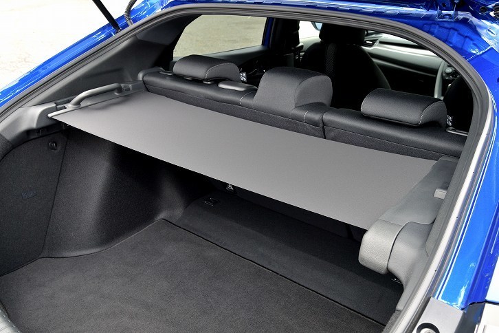 ラゲッジルームを覆い隠す、巻き取り式のトノカバーは、ユニークな“横引き”が採用されている。世界初だそうだ。